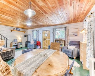 Cozy One Bedroom Home, Wood Detail, Large Yard, Easy Walk to Beach! - Rockaway Beach - Living room