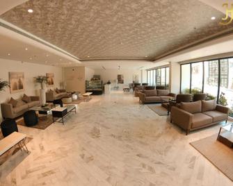 Spacious 3br Family Suite Sunday Luxury Adliya - Manama - Lobby