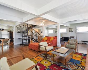 Charming Bead-Board Cottage In Historic Excelsior On Lake Minnetonka - Excelsior - Living room