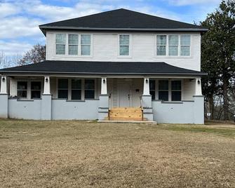 Rejuvenate Unit B Spacious 4 bed/2 bath near LA TECH & GSU lots of natural light - Ruston - Building