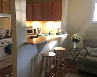 Private Garden Cottage In The Heart Of Historic Southport! - Southport - Kitchen