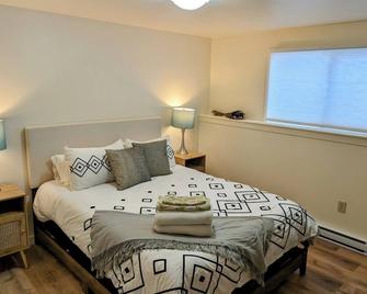 Charming 2-bedroom Retreat with AC, WiFi in the Heart of the Annapolis Valley - New Minas - Bedroom