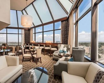 Make Your Trip More Enjoyable! 2 Relaxing Units, Pool, Parking, Pets Allowed! - Alexandria - Lounge