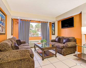 Days Inn & Suites by Wyndham Tampa near Ybor City - Tampa - Living room