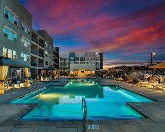 Spacious Westgate CozySuites by stadium with pool 1 - Glendale - Basen
