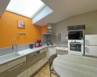 Charming granite house with enclosed garden, all inclusive, near Domfront - Domfront-en-Poiraie - Keuken