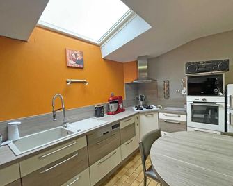 Charming granite house with enclosed garden, all inclusive, near Domfront - Domfront-en-Poiraie - Kitchen