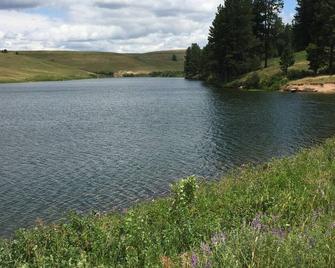 The Perfect 'Get Away' Beautifully Crafted Log Cabin On Private Reservoir - Lewistown