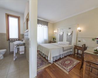 Hotel La Rescossa - Mira - Bedroom