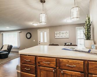 Indoor Hot-Tub! Spacious & Updated Mqt Township Home! - Marquette - Dining room