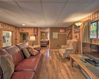 Lucas McCain Cabin 5 Mi to Raystown Lake Launch! - Huntingdon - Living room