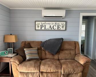 Chesapeake Bay Beach Cottage,private beach book Fall now! - Exmore - Huiskamer