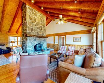 Custom log home with wood stove, games, generous deck, & stunning mountain views - Franconia - Living room