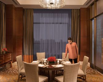 كيست بلس فيلينفيست سيتي مانيلا - مونتينلوبا - مطعم