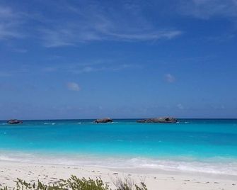 Three Sisters Villa - Moss Town - Playa
