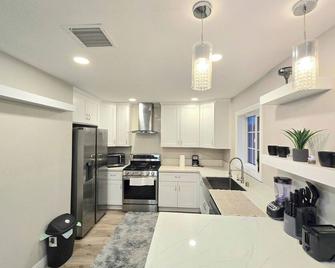 Exotic Home Escondido 3 Bedroom by sdstay - Escondido - Kitchen