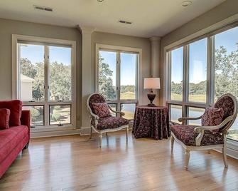 Good Trouble villa by Peace Vacations - Georgetown - Living room