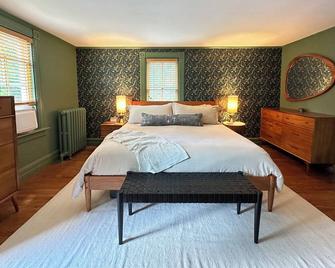 Private Unit in shared 1830 Farmhouse - Hillsdale - Bedroom