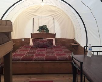 Glamping Back In Time - Jamestown - Bedroom