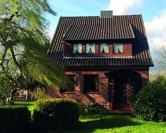 Detached, cozy holiday home with a big garden - Bergen - Building