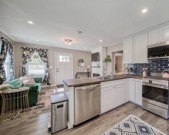 Stylish 2Bdrm Bungalow | Walkable + Well Equipped - Rolla - Кухня