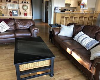 Seclusion In A Beautiful Setting Where Your Dog Can Run Free! - Owensville - Living room