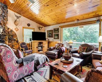 Screened Porch, Deck + Mtn Views: Andrews Retreat! - Andrews - Sala de estar