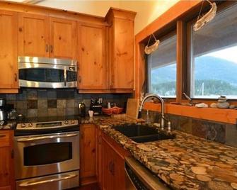 Beachfront Kootenay Lake British Columbia - Balfour - Kitchen