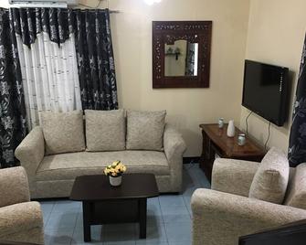 Its 2 Storey Townhouse, Near Clark Freeport Zone - Angeles City - Salon