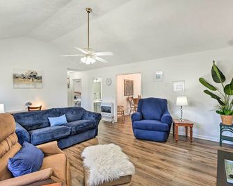 Normandy Home with Yard about 2 Mi to Lake - Tullahoma - Living room