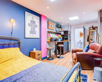 Pass the Keys Cosy Studio flat near hospital - Westcliff-on-Sea - Bedroom