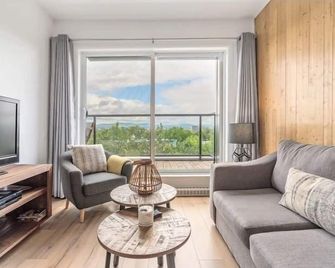 Initial / Wave + Parking / Centre-Ville De Quebec - קוויבק סיטי - סלון