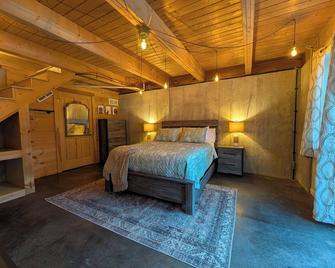 The Cabin at Woodside Homestead - Two Bedroom Getaway in Sullivan Close to Keene - Sullivan - Bedroom