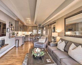 Modern Condo 2 Blocks to Main Street Frisco! - Frisco - Living room