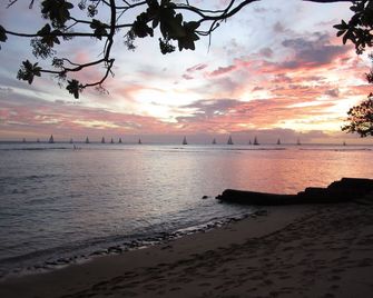 Quiet Beachfront Home at the Base Of Diamond Head - Honolulu - Playa