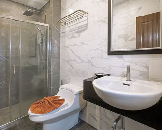 The Bell Airport Phuket Hotel - Sakhu - Badkamer