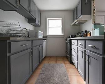 Front House 3 bedroom flat nice street, walk to BART, shops - Berkeley - Kitchen