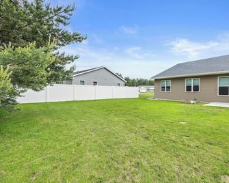 Charming 3-bedroom townhome with a backyard, WiFi and AC in delightful Plover WI - Plover - Building
