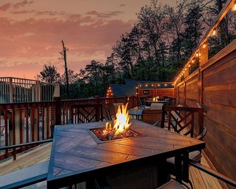 Soaring Dreams Teepee, No catch! - Sevierville - Balcony