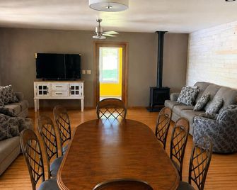 Lake Wazeecha Getaway - Spacious 4 Bd/3ba Vacation Home With Rare Lake Frontage - Wisconsin Rapids - Sala de estar