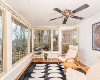 Private Riverside Retreat - Appleton - Living room