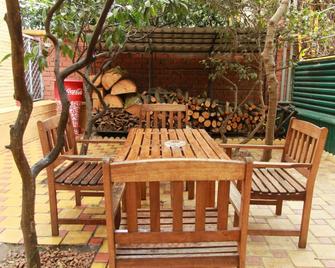 Alyans Guest House - سوتشي - شرفة مرصوفة