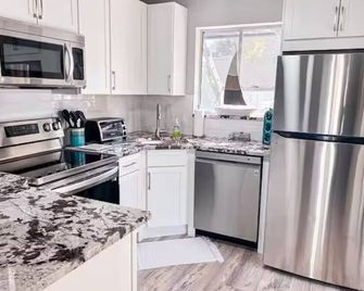 Charming 2-bedroom cottage in Key Largo near Pennekamp - Key Largo - Kitchen