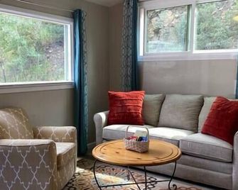 Zebulon Pike Cabin on Coal Creek - Boulder/Golden - Pinecliffe - Living room