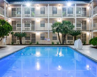 聖安東尼奧 6 號開放式公寓酒店 - 拉克蘭 AFB - 聖安東尼奥 - 聖安東尼奧 - 游泳池