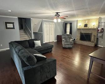 3-bedroom house in charming Tuscaloosa with AC Fireplace, and WiFi. Welcome home - Tuscaloosa - Living room