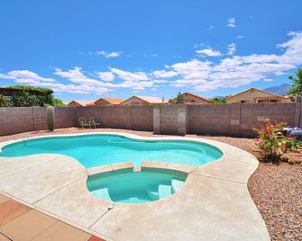 Modern Home with Pool + Spa + Mountain Views - Sierra Vista - Alberca