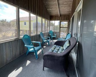 Exhale is Pet Friendly and close to Teach's Lair Marina and at the southern end of Hatteras Village! - Hatteras - Balcony