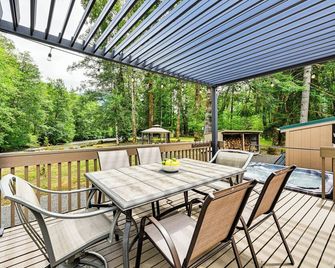 Gateway to Mt Rainier: Riverfront Haven w/ Hot Tub - Packwood - Balcón