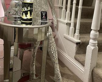 7 Boutique Hotel - Galway - Front desk